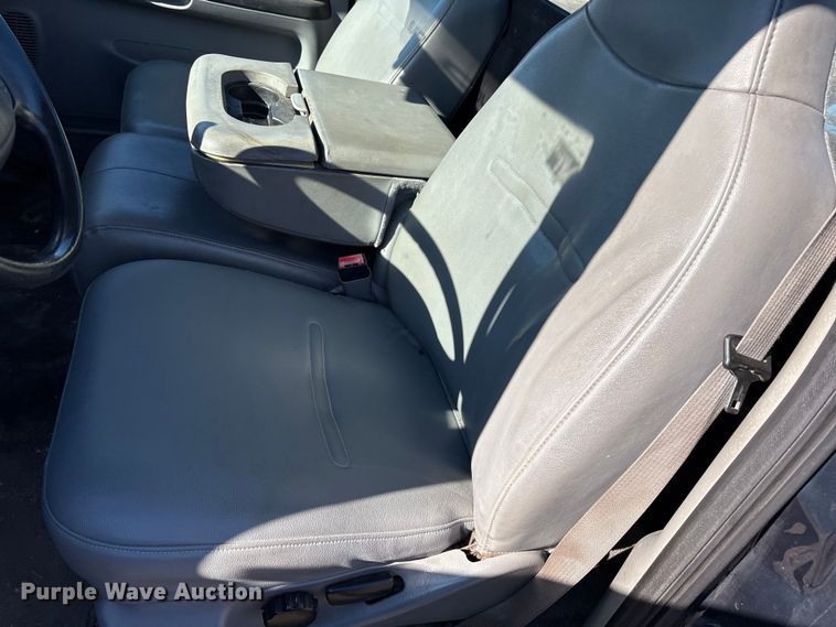 image for item FK1255 2006 Ford F250 Super Duty XL pickup truck cab and chassis