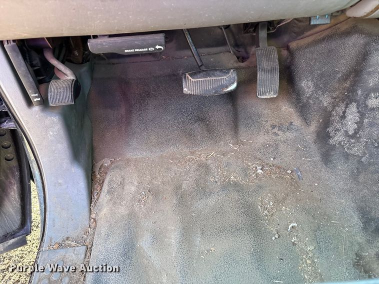 image for item FK1255 2006 Ford F250 Super Duty XL pickup truck cab and chassis