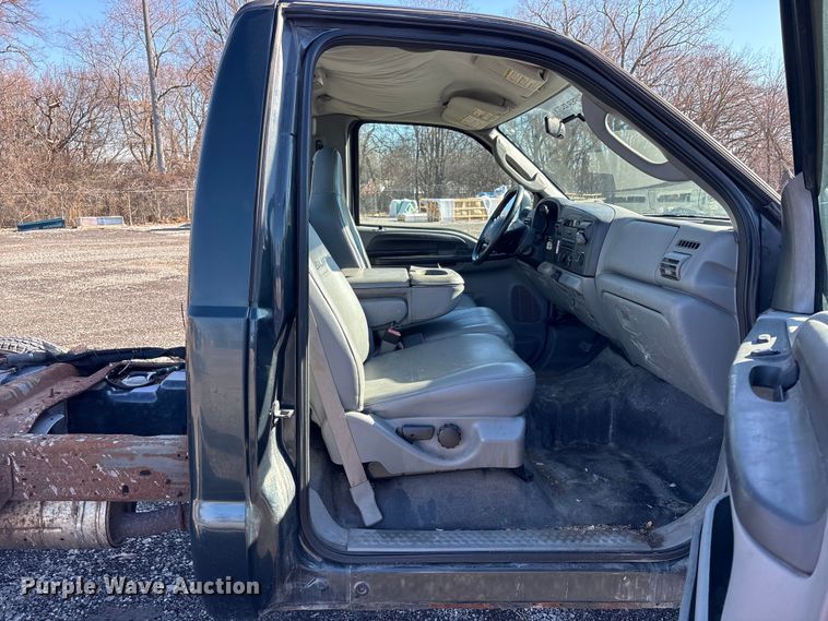 image for item FK1255 2006 Ford F250 Super Duty XL pickup truck cab and chassis