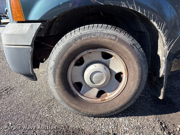 image for item FK1255 2006 Ford F250 Super Duty XL pickup truck cab and chassis