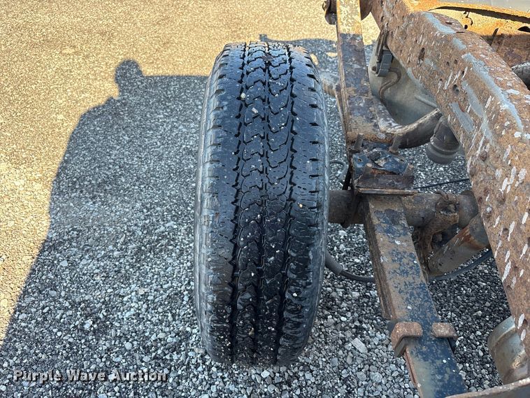 image for item FK1255 2006 Ford F250 Super Duty XL pickup truck cab and chassis