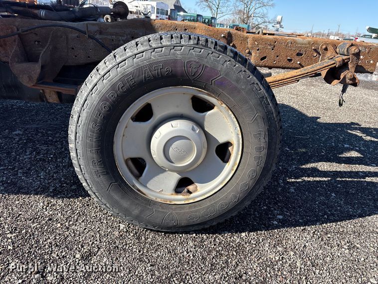 image for item FK1255 2006 Ford F250 Super Duty XL pickup truck cab and chassis