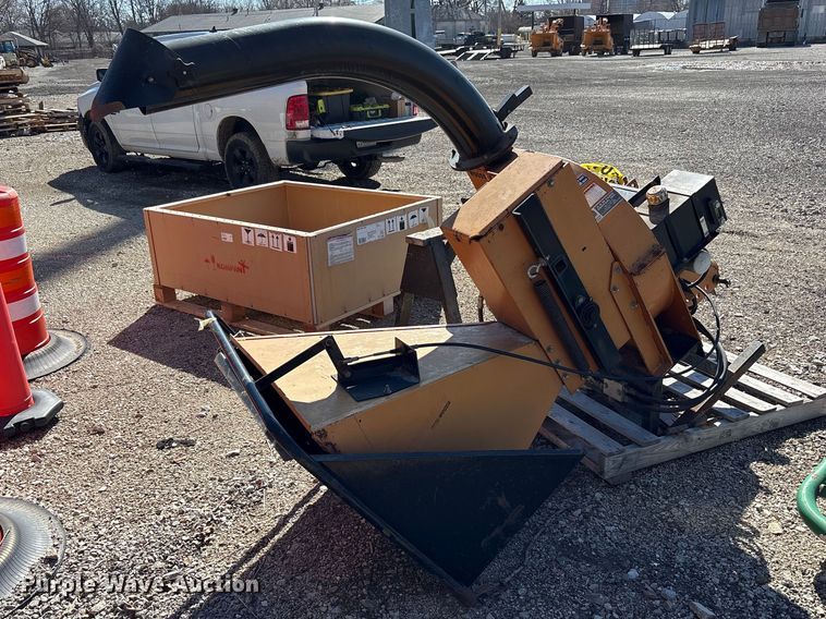 image for item FK1260 1999 Woods 8100 wood chipper