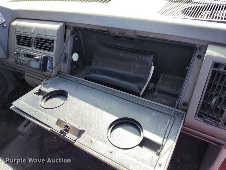 image for item IH9456 1993 Chevrolet Cheyenne 3500 dump flatbed pickup truck