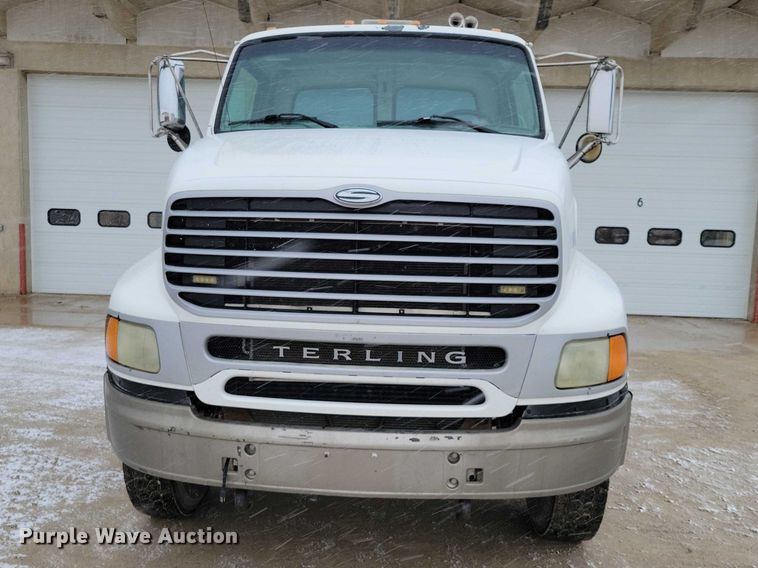 image for item NK9868 2005 Sterling 9500 semi truck
