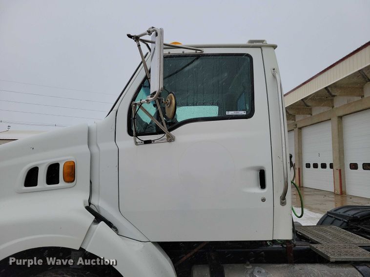 image for item NK9868 2005 Sterling 9500 semi truck