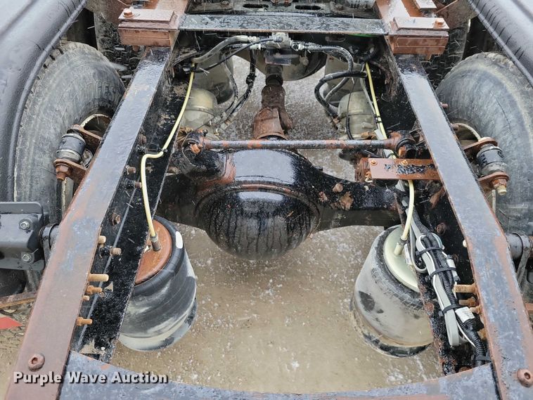 image for item NK9868 2005 Sterling 9500 semi truck