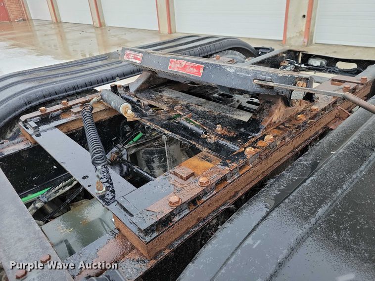 image for item NK9868 2005 Sterling 9500 semi truck