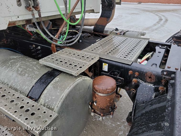 image for item NK9868 2005 Sterling 9500 semi truck