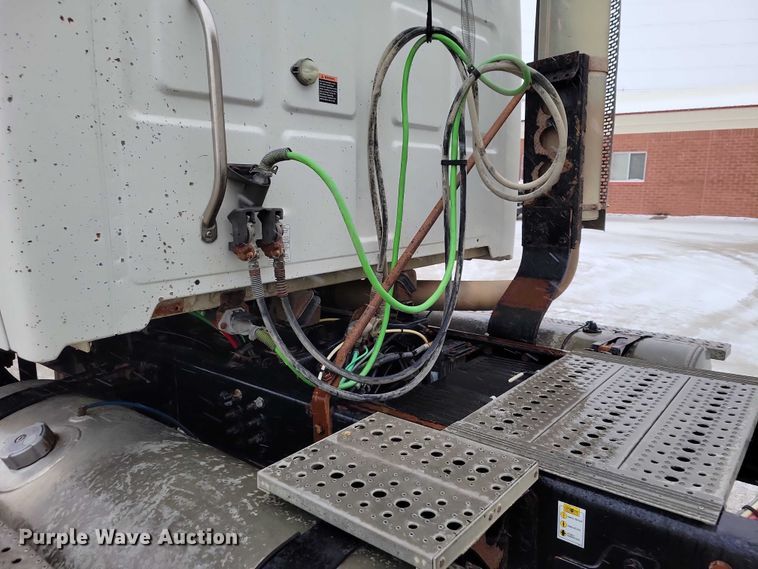 image for item NK9868 2005 Sterling 9500 semi truck