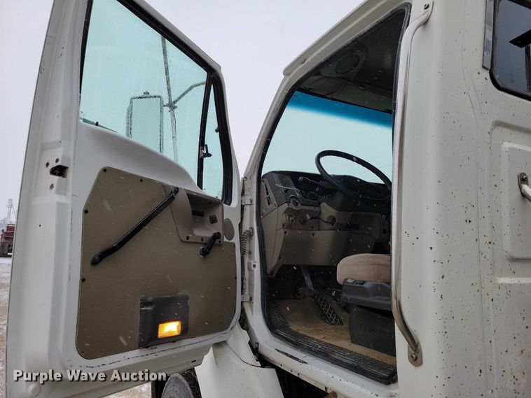 image for item NK9868 2005 Sterling 9500 semi truck