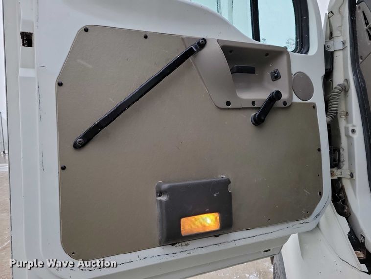 image for item NK9868 2005 Sterling 9500 semi truck