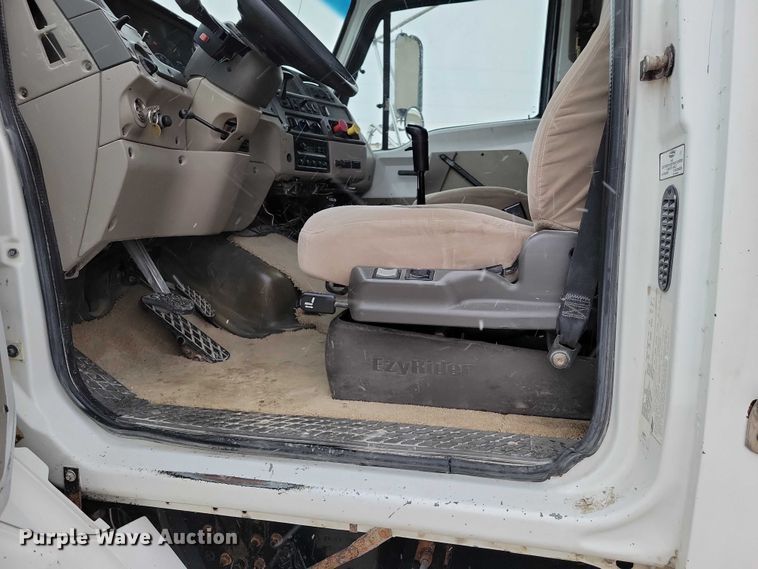 image for item NK9868 2005 Sterling 9500 semi truck