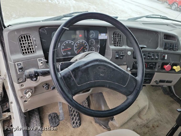 image for item NK9868 2005 Sterling 9500 semi truck