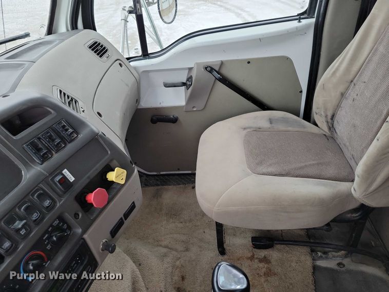 image for item NK9868 2005 Sterling 9500 semi truck