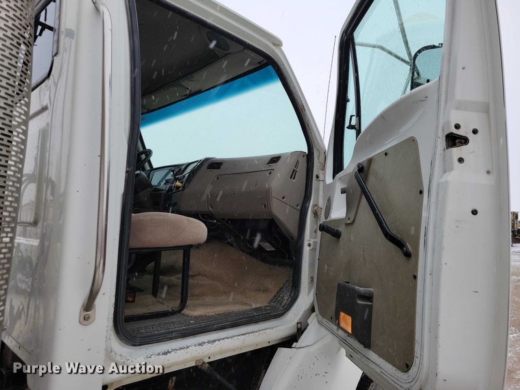 image for item NK9868 2005 Sterling 9500 semi truck