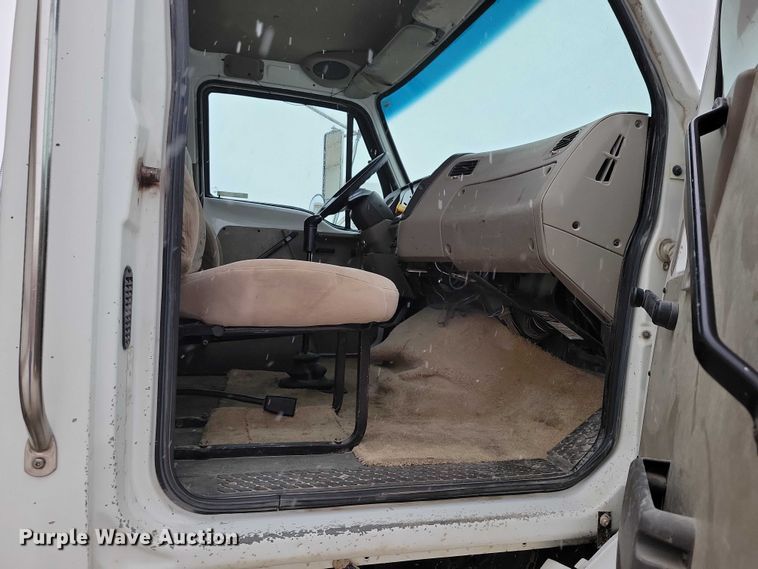 image for item NK9868 2005 Sterling 9500 semi truck