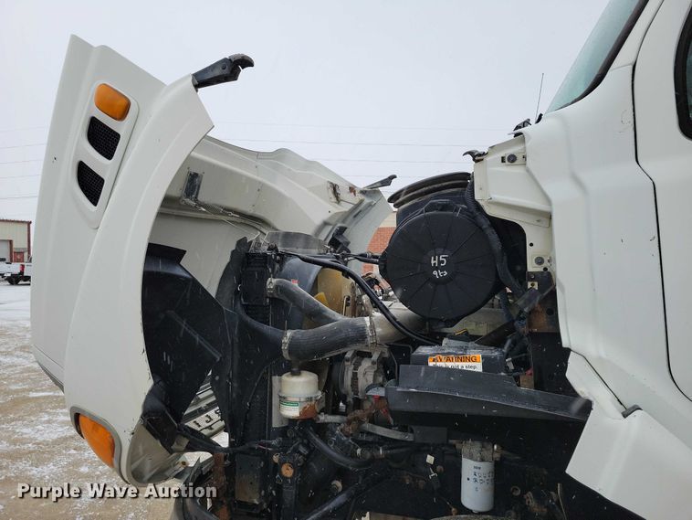 image for item NK9868 2005 Sterling 9500 semi truck