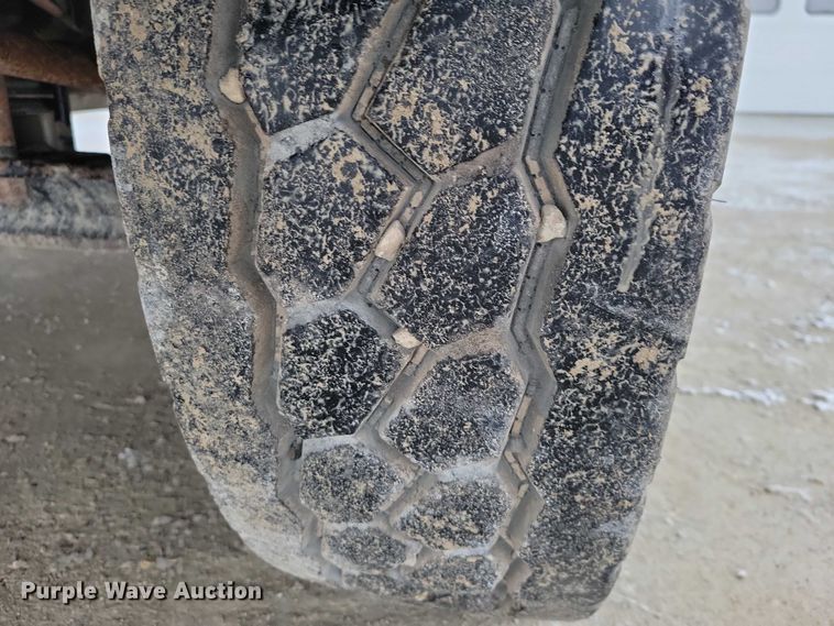 image for item NK9868 2005 Sterling 9500 semi truck