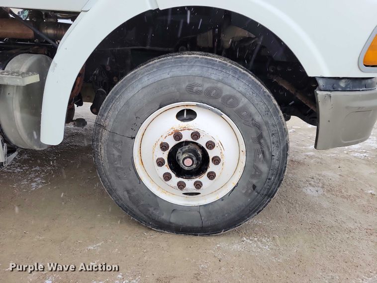 image for item NK9868 2005 Sterling 9500 semi truck