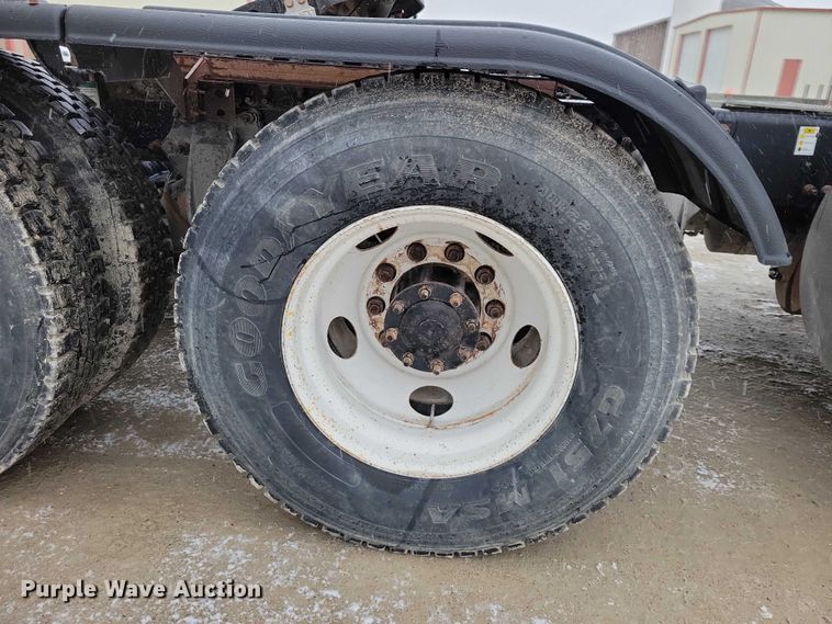 image for item NK9868 2005 Sterling 9500 semi truck