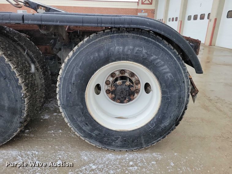 image for item NK9868 2005 Sterling 9500 semi truck