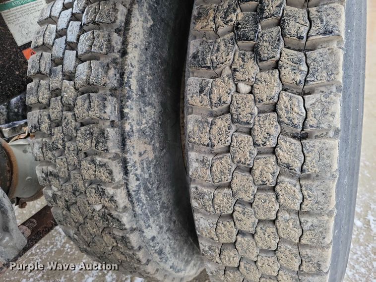 image for item NK9868 2005 Sterling 9500 semi truck