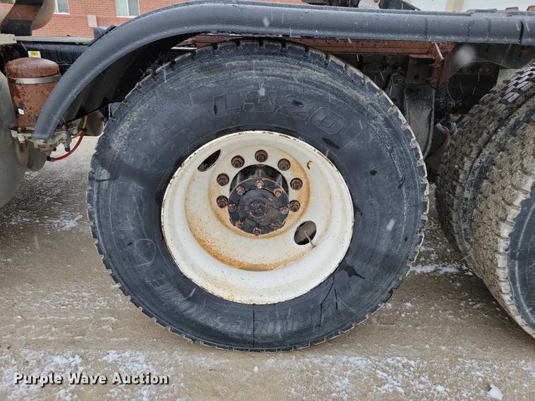 image for item NK9868 2005 Sterling 9500 semi truck