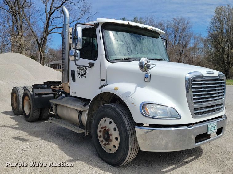 image for item NK9901 2006 Freightliner Business Class M2  semi truck