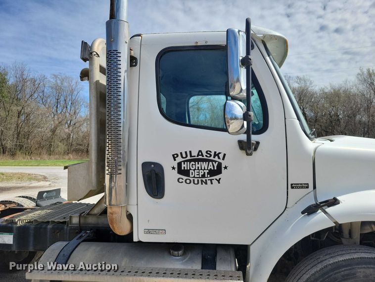 image for item NK9901 2006 Freightliner Business Class M2  semi truck