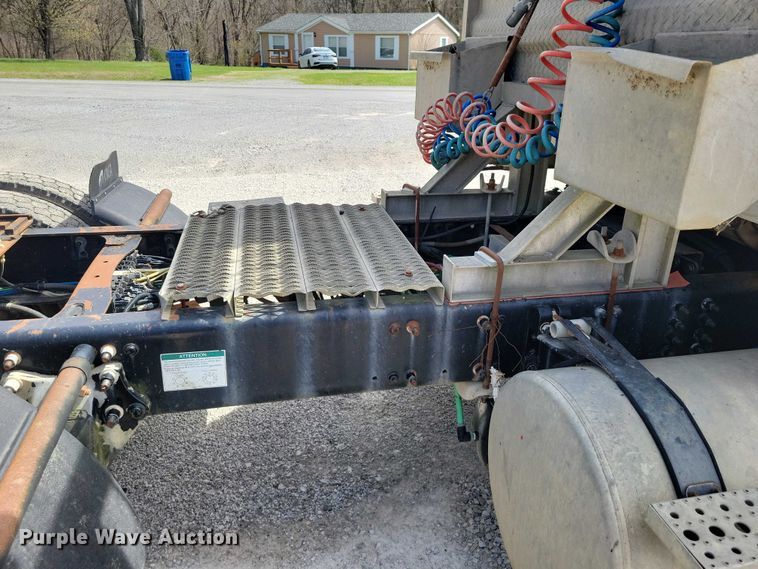 image for item NK9901 2006 Freightliner Business Class M2  semi truck