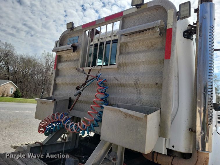 image for item NK9901 2006 Freightliner Business Class M2  semi truck