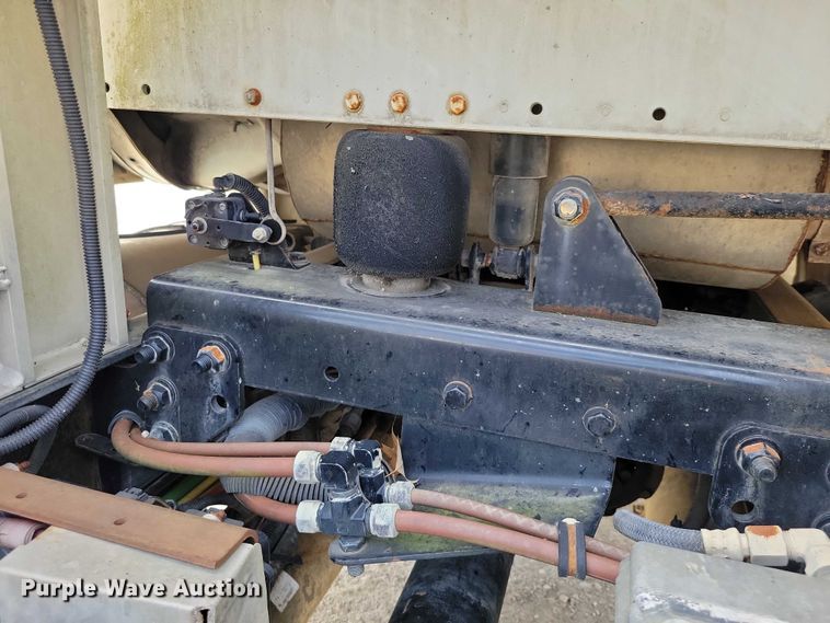 image for item NK9901 2006 Freightliner Business Class M2  semi truck