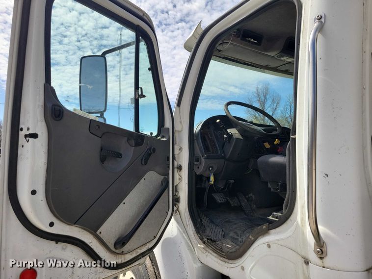 image for item NK9901 2006 Freightliner Business Class M2  semi truck