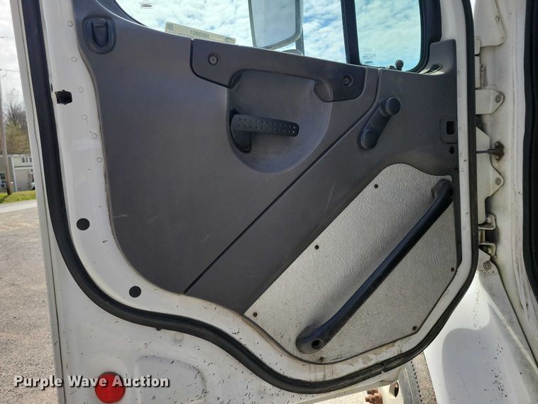 image for item NK9901 2006 Freightliner Business Class M2  semi truck