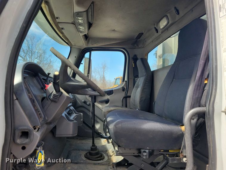 image for item NK9901 2006 Freightliner Business Class M2  semi truck