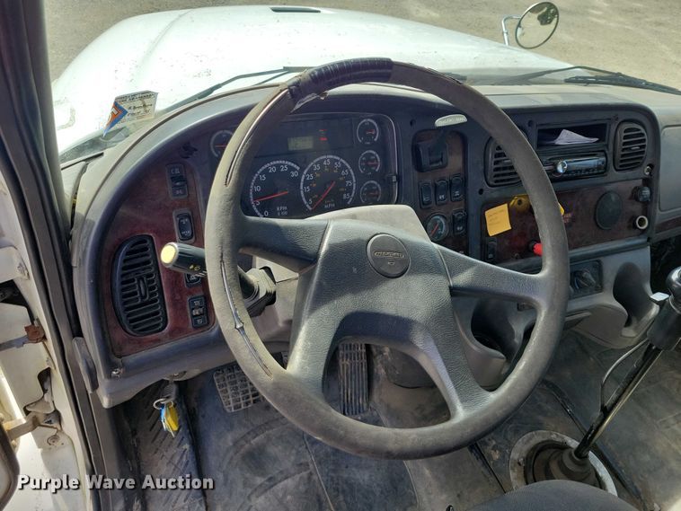 image for item NK9901 2006 Freightliner Business Class M2  semi truck