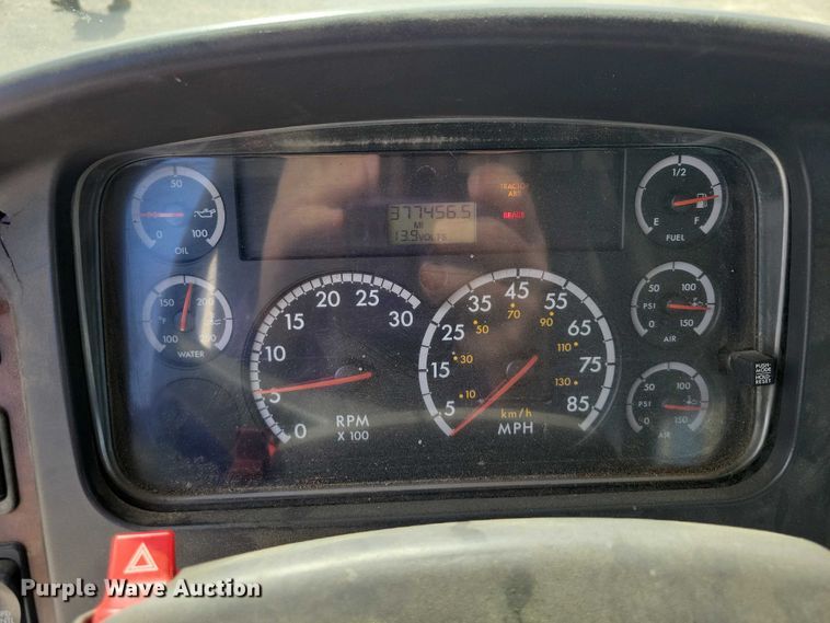 image for item NK9901 2006 Freightliner Business Class M2  semi truck