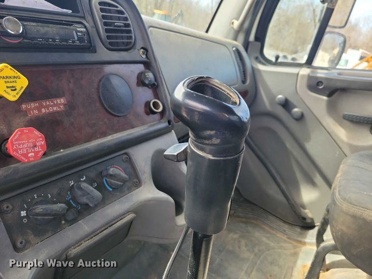 image for item NK9901 2006 Freightliner Business Class M2  semi truck