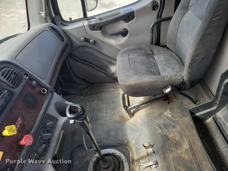 image for item NK9901 2006 Freightliner Business Class M2  semi truck