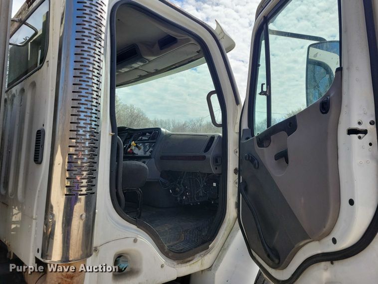 image for item NK9901 2006 Freightliner Business Class M2  semi truck