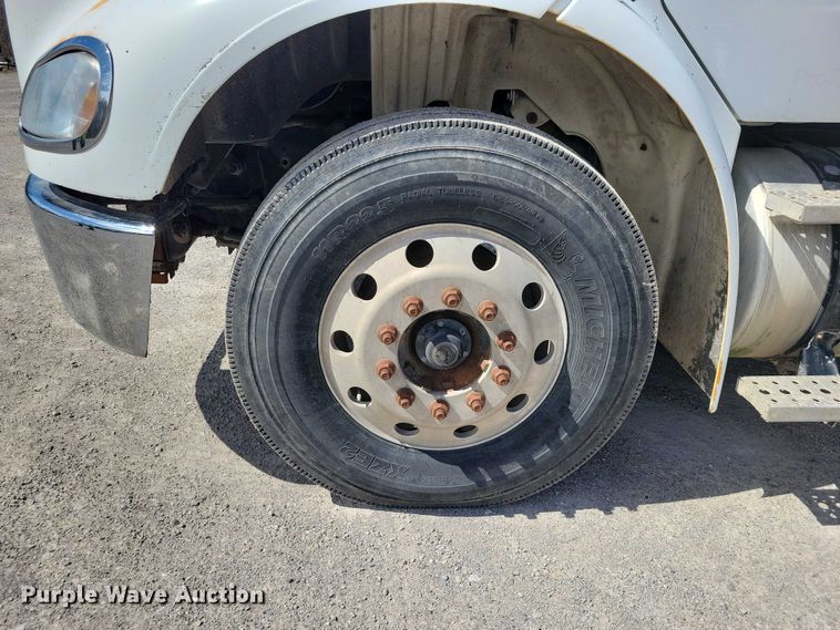 image for item NK9901 2006 Freightliner Business Class M2  semi truck