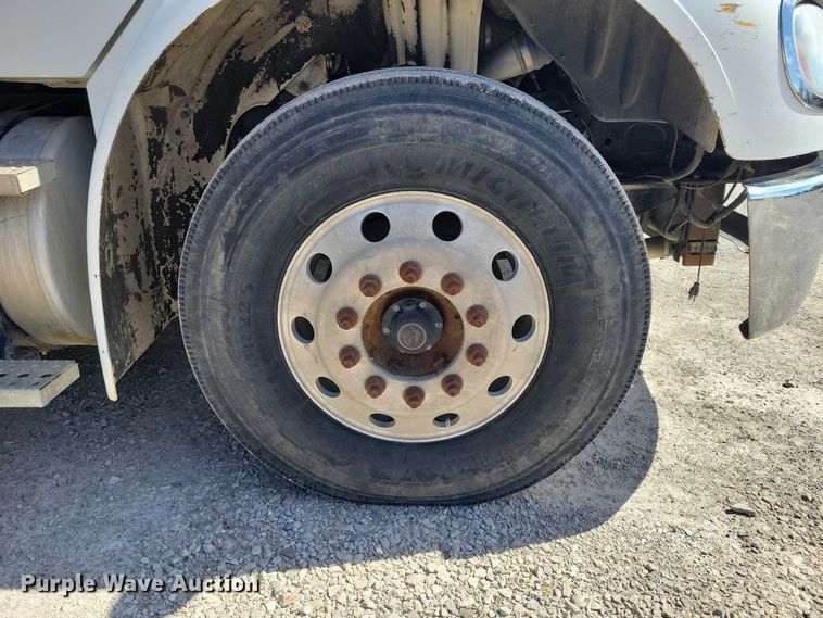 image for item NK9901 2006 Freightliner Business Class M2  semi truck