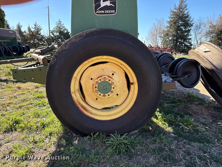 image for item DZ5181 John Deere 8200 grain drill