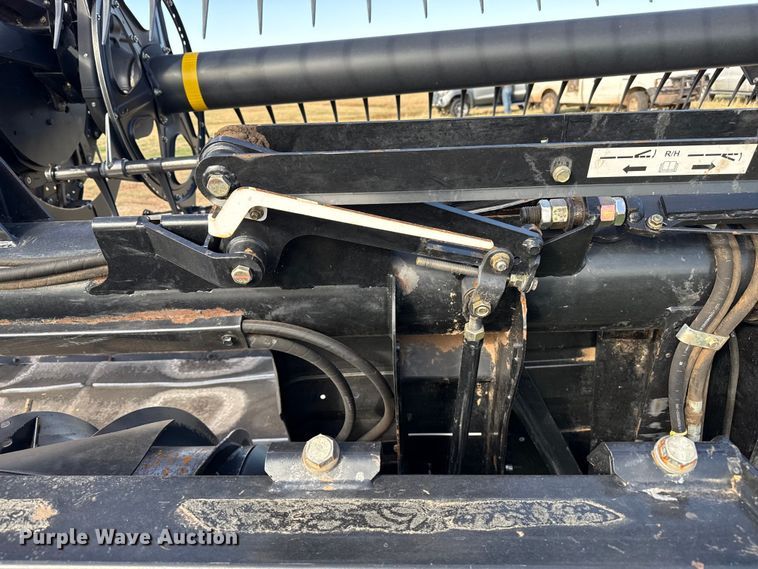 image for item DZ5194 2010 Macdon FD70 flex draper head