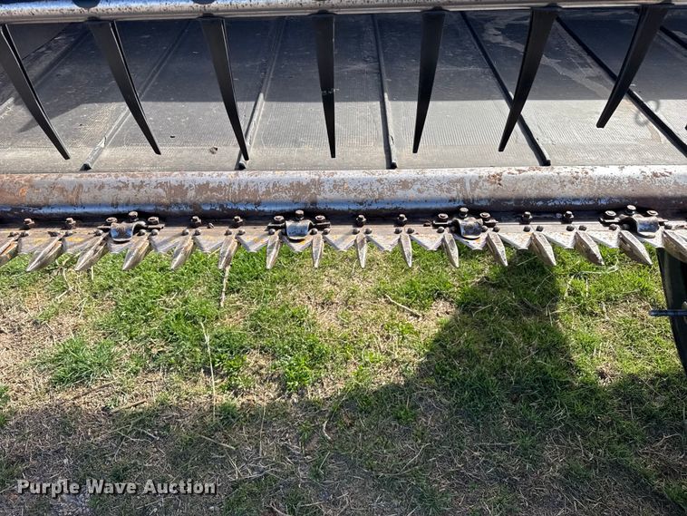 image for item DZ5194 2010 Macdon FD70 flex draper head