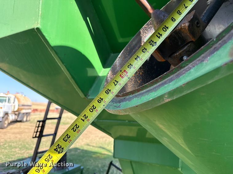 image for item DZ5198 Crustbuster 1075 grain cart