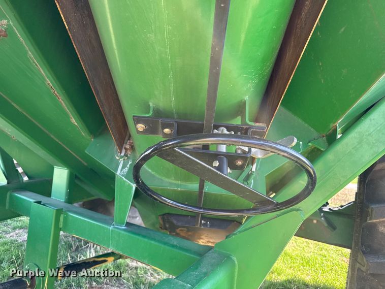 image for item DZ5199 2013 Unverferth 1015 grain cart
