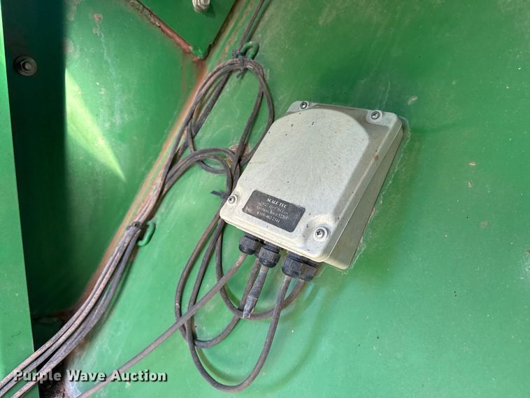 image for item DZ5199 2013 Unverferth 1015 grain cart