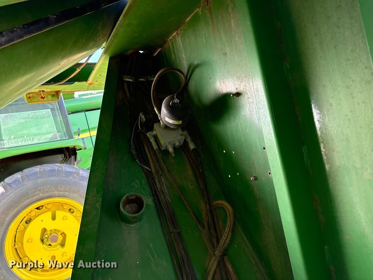 image for item DZ5199 2013 Unverferth 1015 grain cart